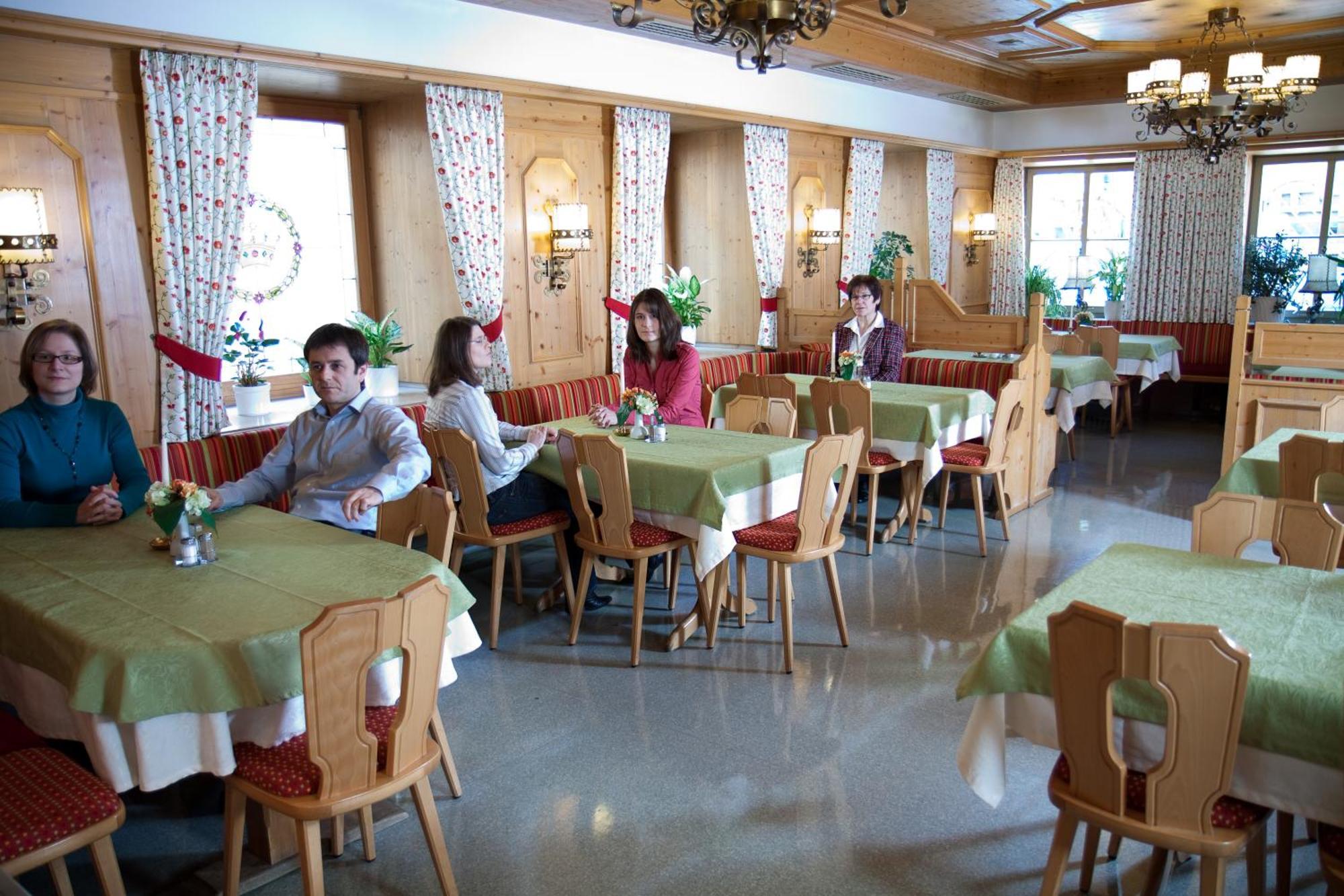 בילנגריס Hotel Zur Krone מראה חיצוני תמונה
